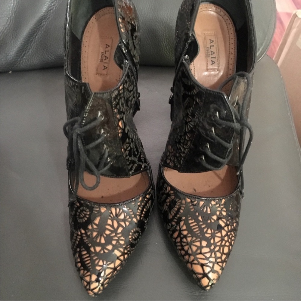 Laser cut perforated, lace up heels size 40 - Picture 5 of 8